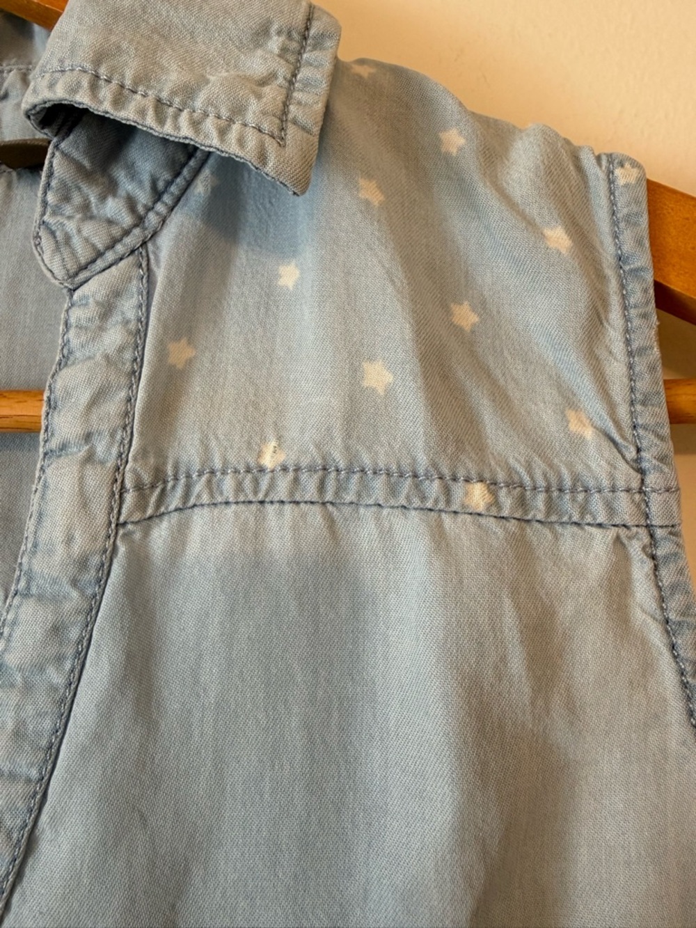 NEW YORK & CO soho Light Blue Sleeveless Button-Down Shirt White Stars - Picture 5 of 7